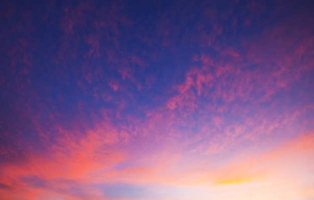 Nubes de tormenta inusuales al atardecer. Colores rojo y naranja brillantes del cielo. Adecuado para fondo.