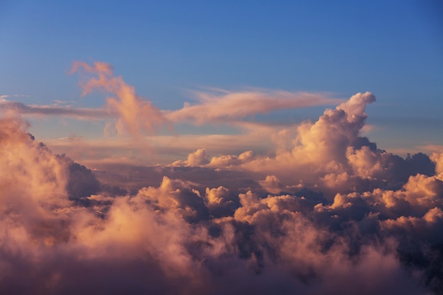 Nubes de tormenta inusuales al atardecer