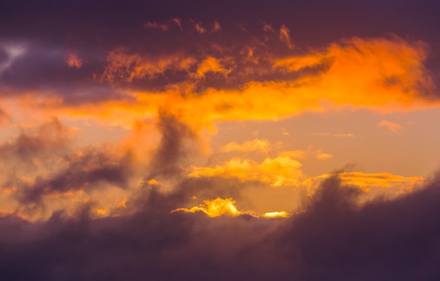 Nubes de tormenta inusuales al atardecer