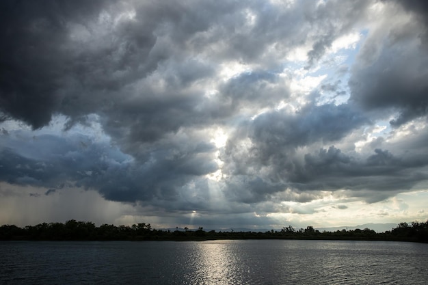 Nubes de tormenta con la lluvia Naturaleza Medio ambiente Nube enorme oscura cielo nube tormentosa negra