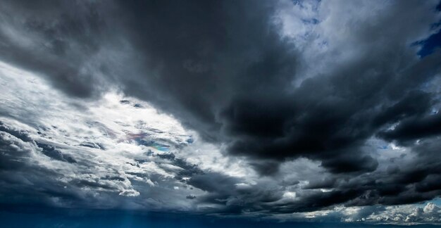 Nubes de tormenta con la lluvia Naturaleza Medio ambiente Nube oscura enorme cielo nube negra tormentosa