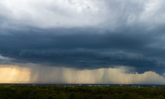 Nubes de tormenta con lluvia. Naturaleza, medio ambiente, oscuridad, enorme, nube, cielo, negro, nube tormentosa