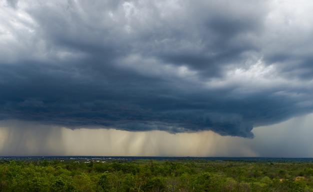 Foto nubes de tormenta con lluvia. naturaleza, medio ambiente, oscuridad, enorme, nube, cielo, negro, nube tormentosa