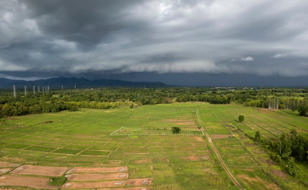 Nubes de tormenta con lluvia. Naturaleza, medio ambiente, oscuridad, enorme, nube, cielo, negro, nube tormentosa