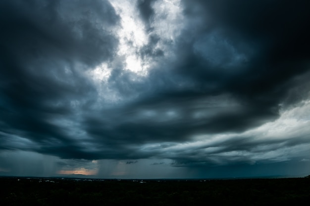 Nubes de tormenta con la lluvia