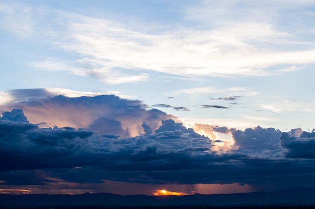 Nubes de tormenta con la lluvia