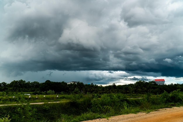 Nubes de tormenta con la lluvia