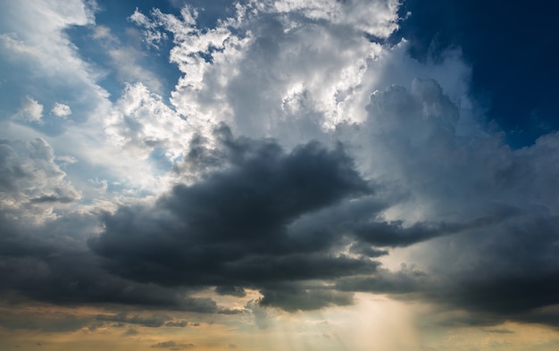 Nubes de tormenta con la lluvia