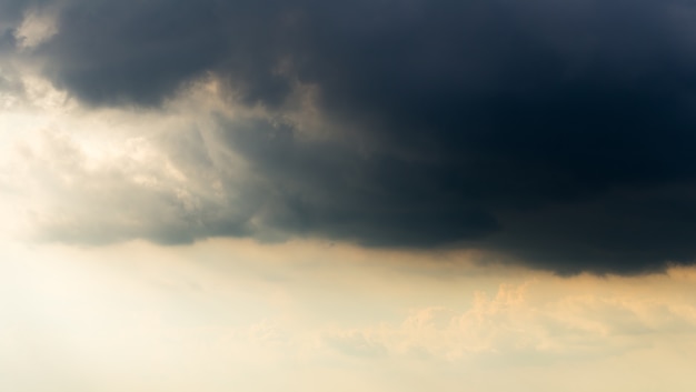 Nubes de tormenta con la lluvia