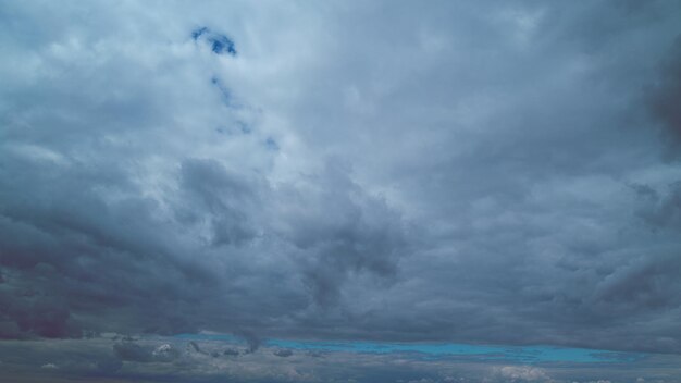 Nubes de tormenta mágicas de color gris oscuro Nubes de color gris esponjoso a nubes de lluvia oscuras Nubes oscuras lluviosas en el horizonte