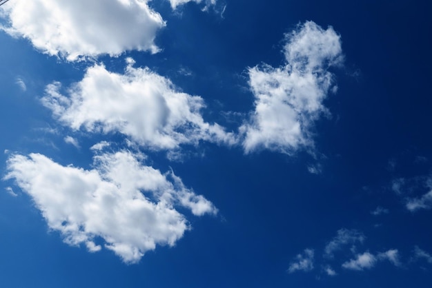 Nubes de tormenta oscuras antes de la lluvia Fondo de la naturaleza