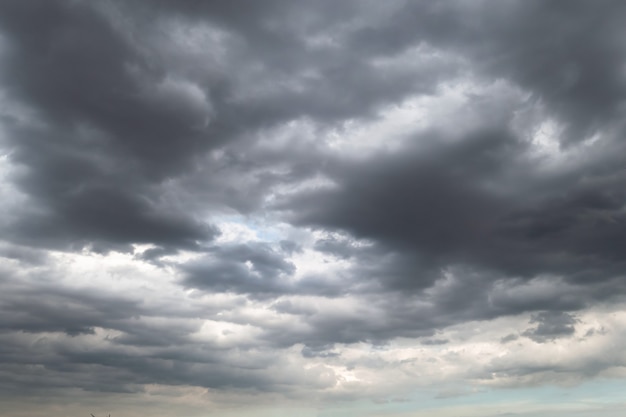 Nubes de tormenta oscuras antes de la lluvia utilizadas para el fondo climático. Las nubes se vuelven gris oscuro antes de llover. Fondo dramático abstracto.