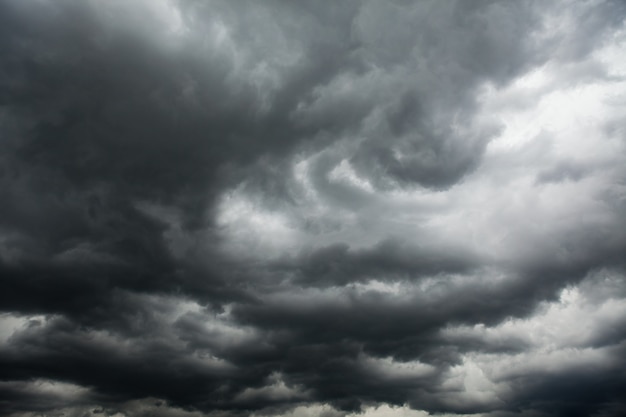 Nubes de tormenta oscuras en el cielo