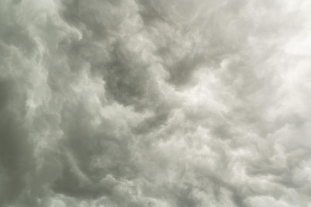 Nubes de tormenta oscuras en el cielo