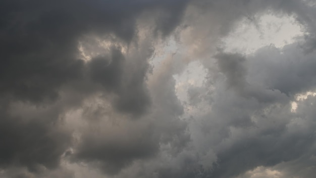 Nubes de tormenta oscuras en el cielo