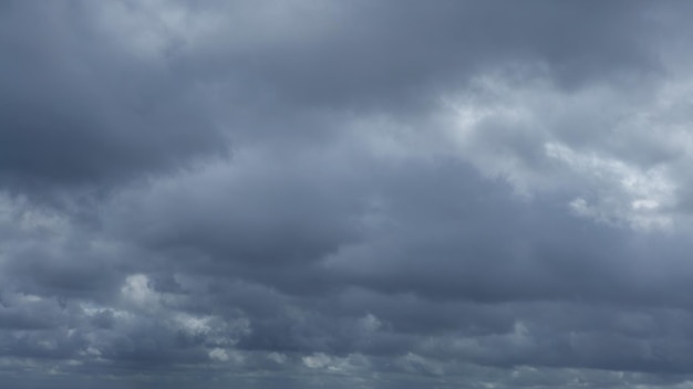 Las nubes de tormenta oscuras hacen que el cielo se ponga negro. La lluvia llegará pronto. Hermoso cielo con luz dramática, a veces carga de nubes pesadas. Fondo de naturaleza abstracta.