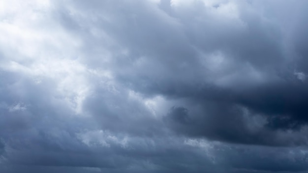 Las nubes de tormenta oscuras hacen que el cielo se ponga negro. La lluvia llegará pronto. Hermoso cielo con luz dramática, a veces carga de nubes pesadas. Fondo de naturaleza abstracta.