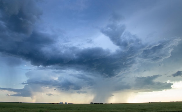 Nubes de tormenta de las praderas de Canadá