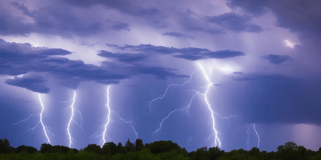 Nubes de tormenta con relámpagos en la noche