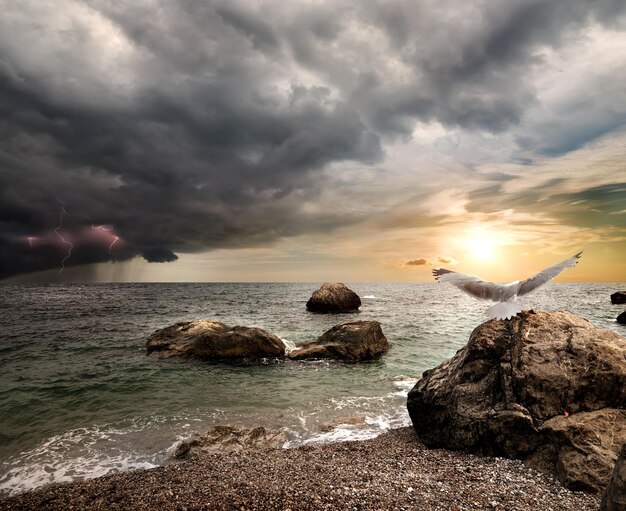 Nubes de tormenta y relámpagos sobre el mar.