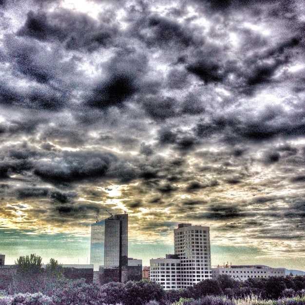 Foto nubes de tormenta sobre el cielo nublado