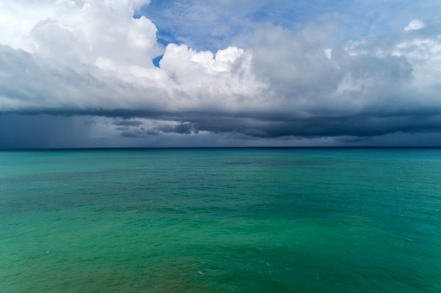 Nubes de tormenta sobre fotografía aérea drone vista aérea del mar.