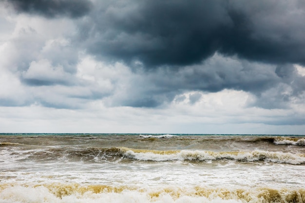 Nubes de tormenta sobre el mar Cielo dramático y olas gigantes