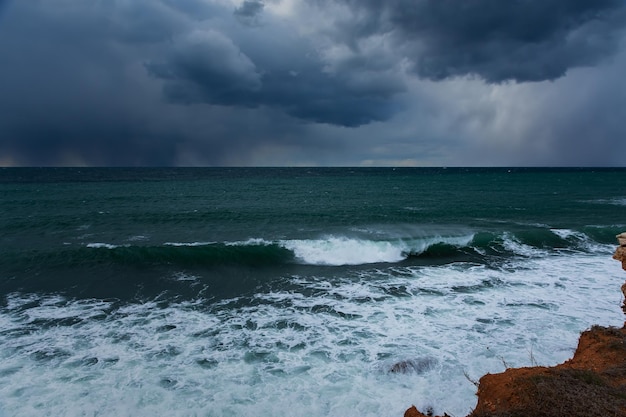 Las nubes de tormenta sobre el mar son negras y azules. Viene un huracán, un aguacero.