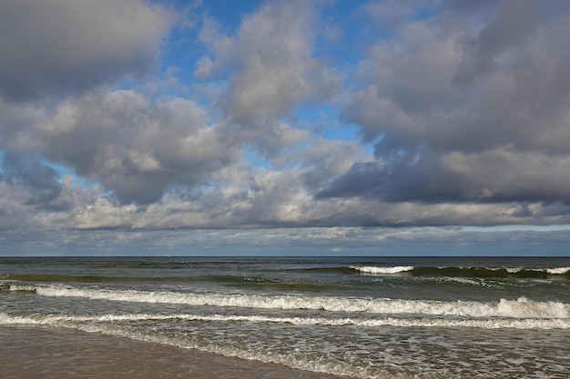 nubes de tormenta sobre el mar