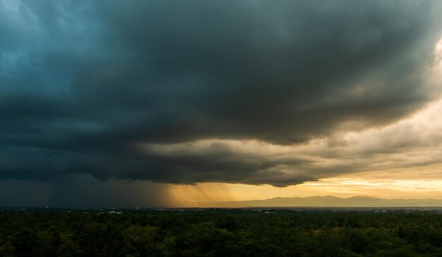 Nubes de tormenta sobre el paisaje durante la puesta de sol