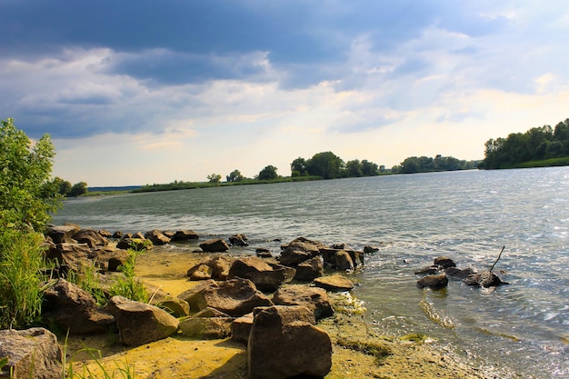 Nubes de tormenta sobre el río Dnieper