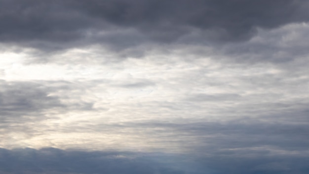 Nubes de tormentas eléctricas oscuras en el cielo de la tarde, rayas de luz en el cielo oscuro