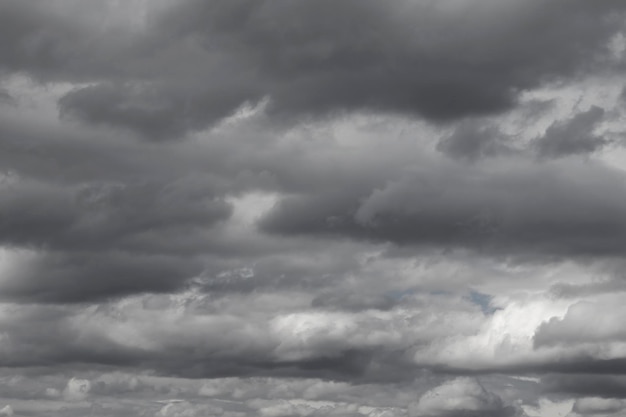 Nubes tormentosas en el cielo