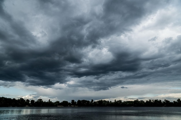 Nubes tormentosas oscuras dramáticas antes de la tormenta de truenos sobre el río