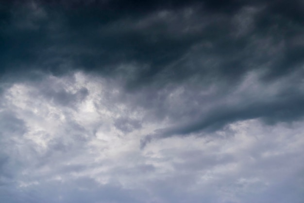 Nubes tormentosas sombrías oscuras del cielo del atardecer