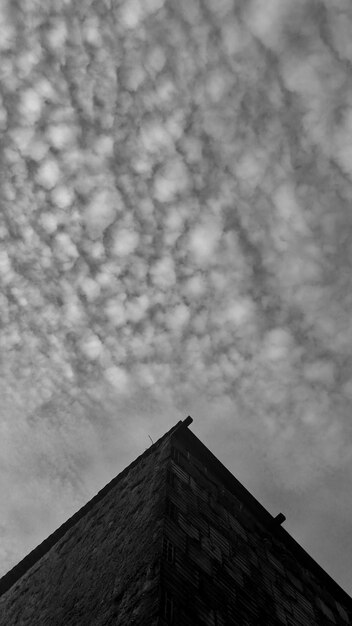 nubes trazando el cielo en una foto en blanco y negro