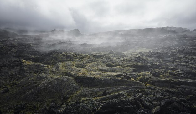 Nubes de vapor en campo de lava rocas volcánicas