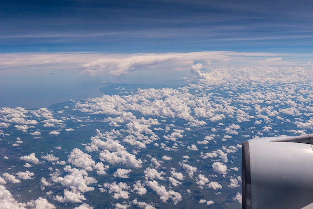 Nubes en la ventana del avión de cerca