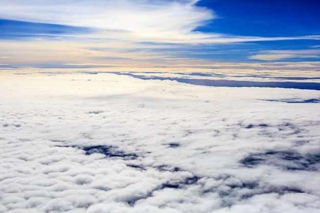 nubes desde la ventana del avión