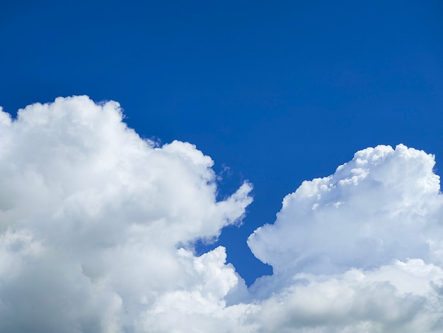 Nubes ventosas en el cielo azul