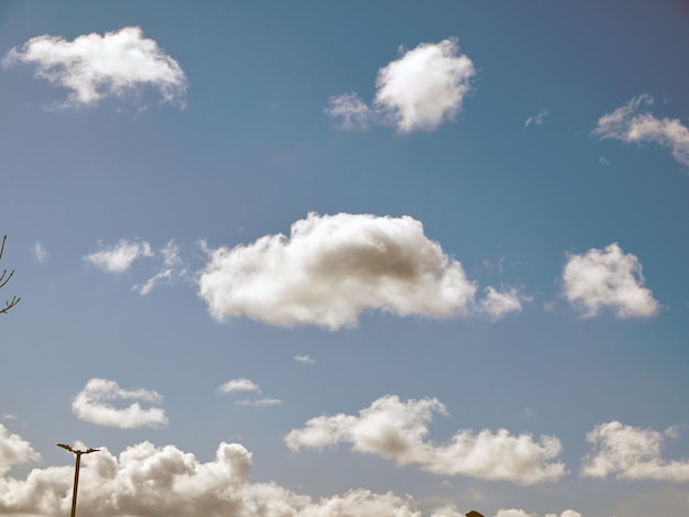 Nubes de verano en el fondo del cielo