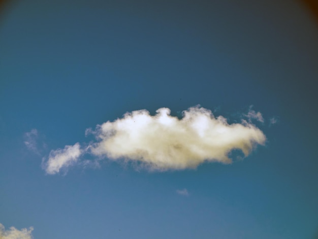 Nubes de verano en el fondo del cielo