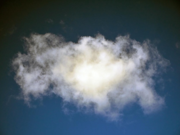 Nubes de verano en el fondo del cielo