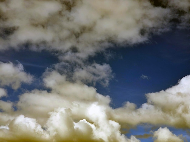 Nubes de verano en el fondo del cielo