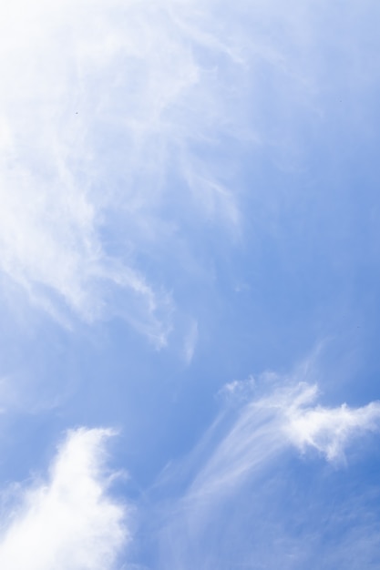 Nubes verticales del cielo con fondo de cielo azul