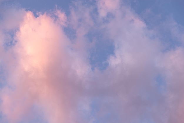 Nubes violetas sobre fondo de cielo azul textura recursos gráficos