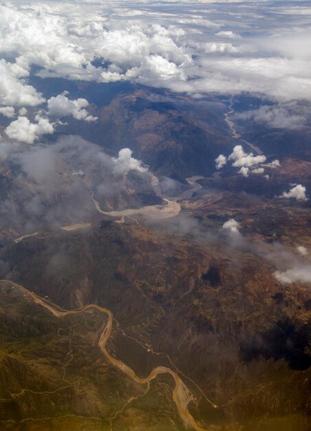 Nubes de vista aérea sobre las montañas de los Andes en Cusco Perú