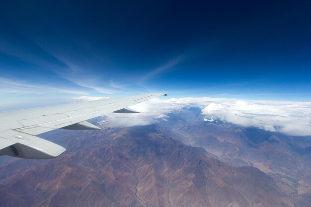 Nubes una vista desde la ventana del avión fondo del cielo