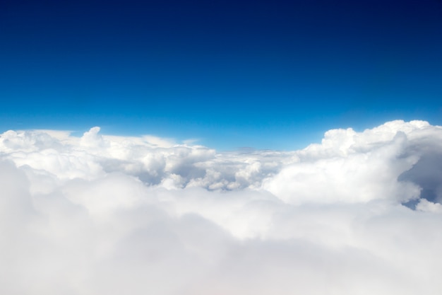 Nubes, una vista desde la ventana del avión. Fondo del cielo