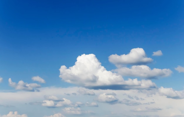 Nubes volando en el cielo azul